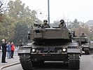 Rekrut Alexander E., l., als Fotograf am Panzer.