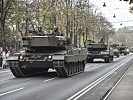 Die Kampfpanzer "Leopard" vor dem Erreichen ihres Zieles. (Bild öffnet sich in einem neuen Fenster)