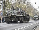 Ein Bergepanzer M88 gefolgt von einem "Dingo" am Ring. (Bild öffnet sich in einem neuen Fenster)