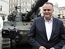 Hans Peter Doskozil mit einer Panzerhaubitze M-109 A5. (Bild öffnet sich in einem neuen Fenster)