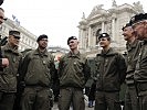 Doskozil und Wagner mit Panzersoldaten beim Burgtheater. (Bild öffnet sich in einem neuen Fenster)