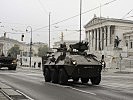 Der gepanzerte Radpanzer "Pandur" auf Höhe des Parlaments. (Bild öffnet sich in einem neuen Fenster)
