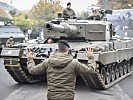 EIn Panzerkommandant beim Einweisen des Kampfpanzers "Leopard" 2A4. (Bild öffnet sich in einem neuen Fenster)