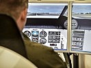 Blick auf die Armaturen des Flugsimulator-Cockpits. (Bild öffnet sich in einem neuen Fenster)