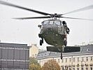 Ein S-70 "Black Hawk"-Hubschrauber im Anflug auf den Wiener Heldenplatz.