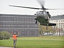Ein S-70 "Black Hawk" Hubschrauber setzt zur Landung am Heldenplatz an. (Bild öffnet sich in einem neuen Fenster)