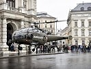 Ein "Alouette" III-Helikopter setzt beim Burgtheater auf. (Bild öffnet sich in einem neuen Fenster)