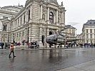 Landung eines "Alouette" III-Hubschraubers beim Burgtheater. (Bild öffnet sich in einem neuen Fenster)