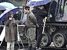 Die Soldaten beantworten den Besuchern gerne ihre Fragen. (Bild öffnet sich in einem neuen Fenster)