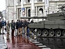 Auch der Kampfpanzer zog schon die ersten Interessenten an. (Bild öffnet sich in einem neuen Fenster)