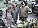 Ein Soldat erklärt den Besuchern die Funktionsweise des Minenräumers. (Bild öffnet sich in einem neuen Fenster)