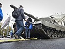 Impossant stehen die Kampfpanzer "Leopard" 2A4 vor dem Burgtheater. (Bild öffnet sich in einem neuen Fenster)