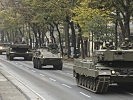 Die Panzerkolonne in der Wiener Innenstadt am Weg zum Burgtheater. (Bild öffnet sich in einem neuen Fenster)