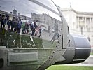 Gruppenfoto einmal anders - Spiegelbild am S-70 "Black Hawk"-Hubschrauber. (Bild öffnet sich in einem neuen Fenster)