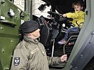 Heute gehört der Fahrerplatz noch diesem jungen Besucher alleine. (Bild öffnet sich in einem neuen Fenster)