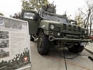Eines der geschützten Mehrzweckfahrzeuge "Husar" steht beim Pressezentrum. (Bild öffnet sich in einem neuen Fenster)