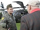 Die "Black Hawk" Besatzung beantwortet bereits Fragen der Besucher. (Bild öffnet sich in einem neuen Fenster)