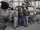 Die Crew des "Alouette" III-Hubschraubers dient oft als Fotomotiv. (Bild öffnet sich in einem neuen Fenster)