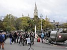 Bereits die letzten Tage war der Platz rund ums Burgtheater gut besucht. (Bild öffnet sich in einem neuen Fenster)