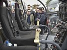 Das Cockpit des Hubschraubers zog die Schulklassen besonders an. (Bild öffnet sich in einem neuen Fenster)
