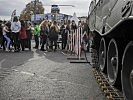 Die Menschenschlange bei den Gefechtsfahrzeugen war schon recht lang. (Bild öffnet sich in einem neuen Fenster)