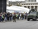Die Vorführung der Militärstreife am Heldenplatz beginnt. (Bild öffnet sich in einem neuen Fenster)