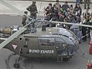 Viele Schüler möchten die "Alouette" aus der Nähe sehen. (Bild öffnet sich in einem neuen Fenster)