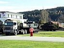 Tieflader transportieren die Kettenfahrzeuge. (Bild öffnet sich in einem neuen Fenster)