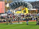 Anlandung eines Fallschirmspringers des Jägerbataillons 25. (Bild öffnet sich in einem neuen Fenster)