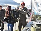 Einmal persönlich spüren, wie schwer die Ausrüstung der Soldaten ist. (Bild öffnet sich in einem neuen Fenster)