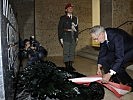 Der Bundespräsident bei der Kranzniederlegung. (Bild öffnet sich in einem neuen Fenster)