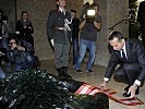 Bundeskanzler Kern bei der Kranzniederlegung der Bundesregierung. (Bild öffnet sich in einem neuen Fenster)