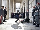 Bundespräsident Van der Bellen bei der Kranzniederlegung am Burgtor.