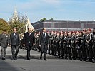 Die Spitzen der Bundesregierung beim Abschreiten der Front. (Bild öffnet sich in einem neuen Fenster)