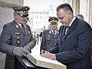 Minister Doskozil trägt sich ins Krypta-Buch ein. (Bild öffnet sich in einem neuen Fenster)