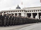 Stramm standen die Soldaten in der militärischen Formation. (Bild öffnet sich in einem neuen Fenster)