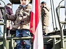 Die Kleinen ganz groß - ein junger Besucher im Sturmboot der Pioniere. (Bild öffnet sich in einem neuen Fenster)