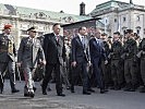 Die Höchstanwesenden beim Abschreiten der Front. (Bild öffnet sich in einem neuen Fenster)