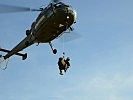 Die Bergung aus der Luft erfolgt durch einen Hubschrauber Alouette III. (Bild öffnet sich in einem neuen Fenster)
