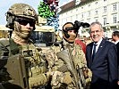 Bundespräsident Van der Bellen mit Soldaten des Jagdkommandos. (Bild öffnet sich in einem neuen Fenster)