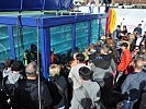 Großer Andrang vor dem Tauchcontainer des Pionierbataillons 1. (Bild öffnet sich in einem neuen Fenster)