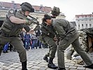 Gefechtsvorführung der Milizsoldaten auf der Freyung. (Bild öffnet sich in einem neuen Fenster)