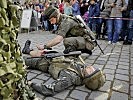 Sanitätseinlage bei der Gefechtsvorführung der Milizsoldaten. (Bild öffnet sich in einem neuen Fenster)