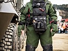 Ein EOD-Experte mit schwerem Schutzanzug. (Bild öffnet sich in einem neuen Fenster)