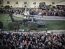 Kurz vor dem Abflug des "Black Hawk" waren noch Massen am Heldenplatz. (Bild öffnet sich in einem neuen Fenster)