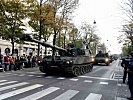 Die Panzerkolonne fährt über den Ring Richtung Arsenal. (Bild öffnet sich in einem neuen Fenster)