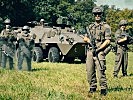 Die Soldaten mit einem Radpanzer "Pandur". (Bild öffnet sich in einem neuen Fenster)