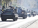 Die Panzerkolonne rollt über den Ring zum Burgtheater. (Bild öffnet sich in einem neuen Fenster)