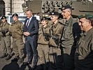 Der Verteidigunsminister mit dem Militärkommandanten und Panzersoldaten. (Bild öffnet sich in einem neuen Fenster)