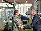 Minister Kunasek gratuliert den Piloten für die punktgenaue Landung. (Bild öffnet sich in einem neuen Fenster)